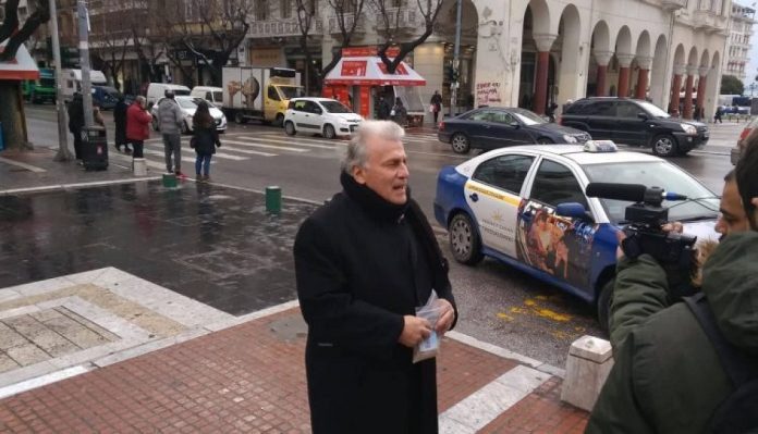 Απίστευτο: Ο Ψωμιάδης μοίρασε σακουλάκια με αλάτι στους κατοίκους της Θεσσαλονίκης! (ΦΩΤΟ)