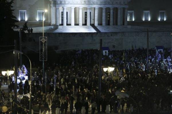 Επεισόδια και εθνικιστικά συνθήματα στη διαδήλωση έξω από τη Βουλή