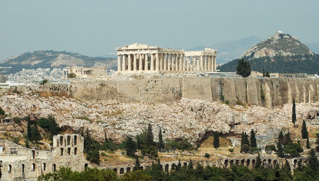 Ακρόπολη: Άνδρας έπεσε στο κενό