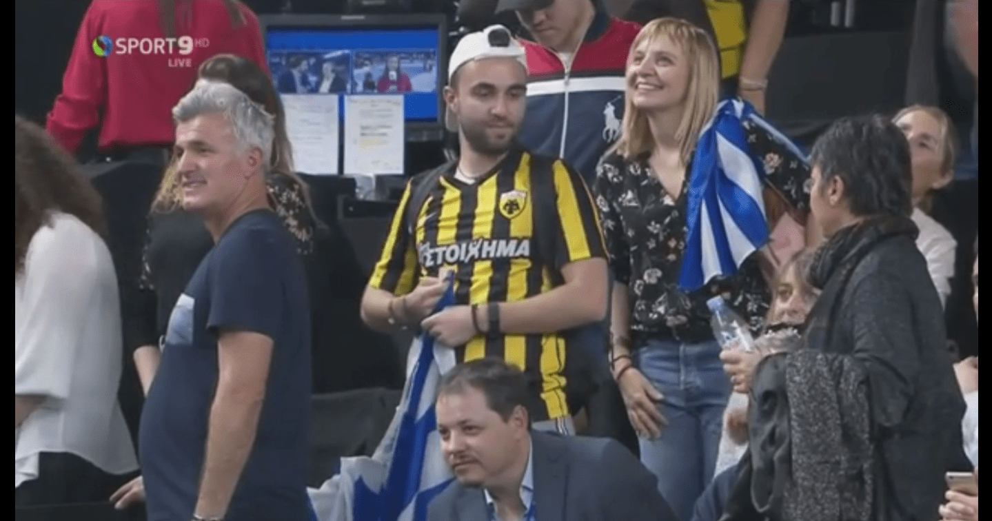 Με μπλούζα της ΑΕΚ στο “box” του Τσιτσιπά!(ΦΩΤΟ)