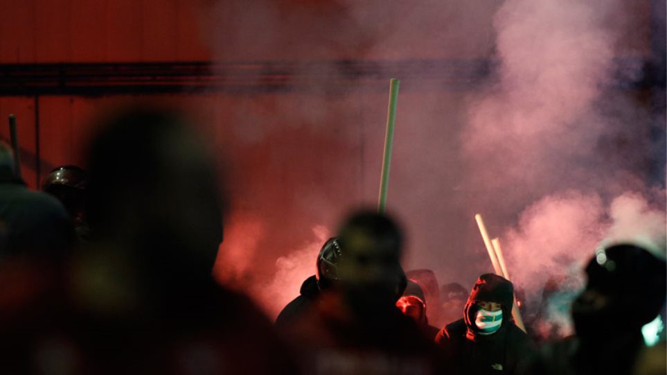 ΑΠΙΣΤΕΥΤΕΣ ΕΙΚΟΝΕΣ: Εισβολή με ρόπαλα και μαχαίρια σε αγώνα πόλο γυναικών στο Παπαστράτειο – Δύο τραυματίες!