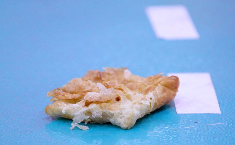 Πέταξαν μπουγάτσες στο Ρέντη, γράφτηκε στο φύλλο αγώνα (pics)