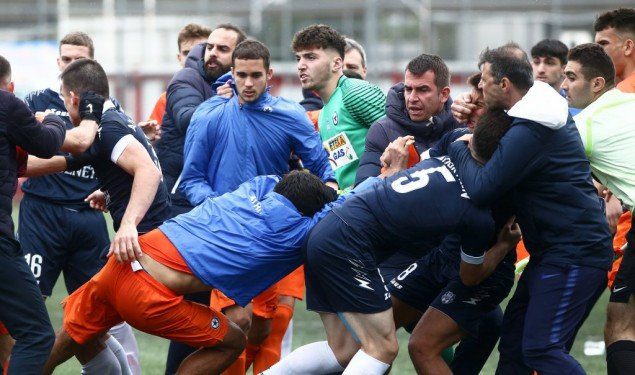 Άγριο ξύλο και τραυματισμός γυναίκας στο ματς Νέων Απόλλων-Ατρομήτος (ΦΩΤΟ)