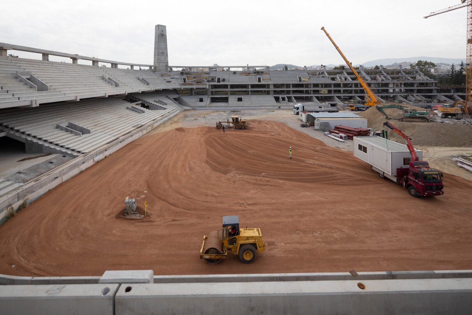 Μπαίνει και το στέγαστρο!
