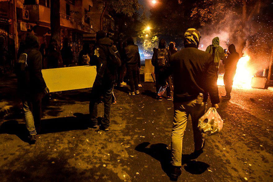 Νέος γύρος επεισοδίων σε εξέλιξη στα Εξάρχεια -Επιθέσεις με μολότοφ από κουκουλοφόρους