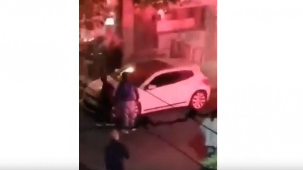 Σοκαριστικό βίντεο: Μαχαιρώθηκε οπαδός του Ολυμπιακού στα Πετράλωνα! (vid)
