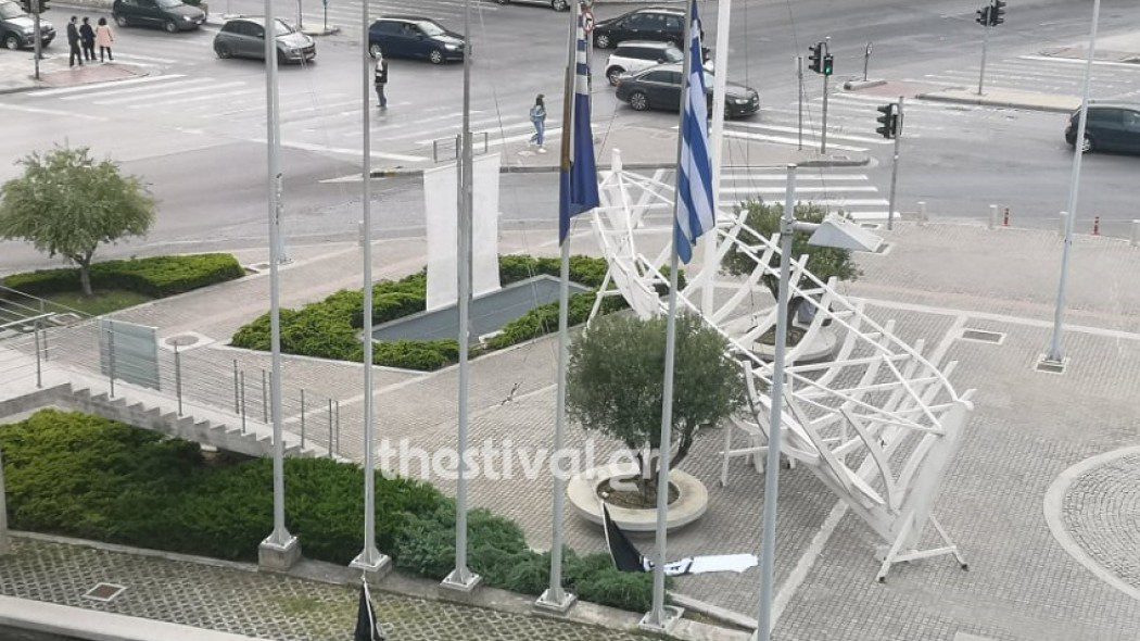 Άγνωστοι κατέβασαν τις σημαίες του ΠΑΟΚ έξω από το δημαρχείο της Θεσσαλονίκης