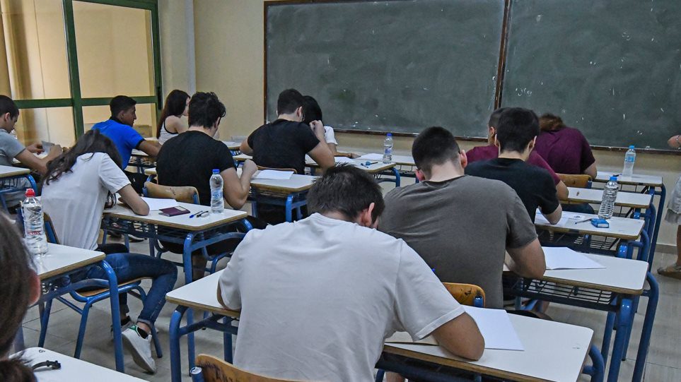 Πανελλαδικές: Δημοκρατία και νέοι το θέμα της Έκθεσης