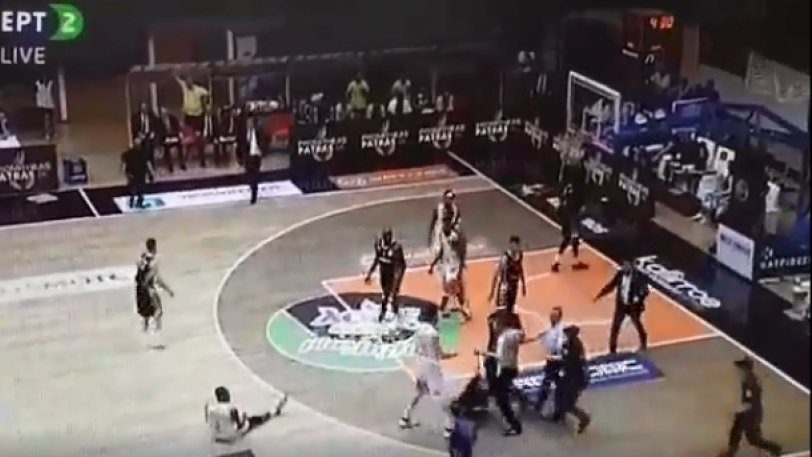 “Εισβολή” οπαδού της ΑΕΚ στο παρκέ (vid)