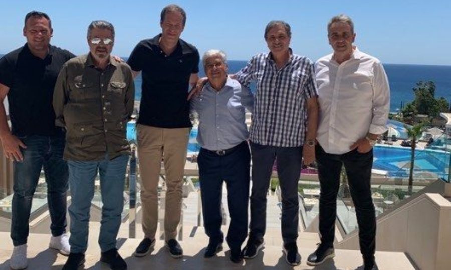 Έγιναν ένα Κολοσσός και Χολαργός