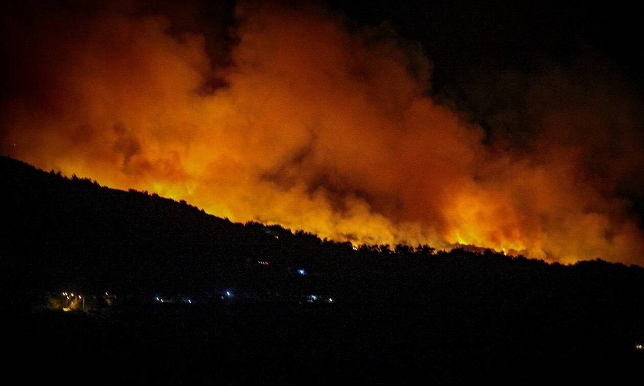 Φωτιά στον Υμηττό: Μάχη με τις φλόγες για να μην μπει στα σπίτια