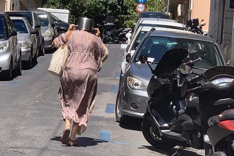 Με κατσαρόλα στο κεφάλι μετά τον σεισμό (ΦΩΤΟ)