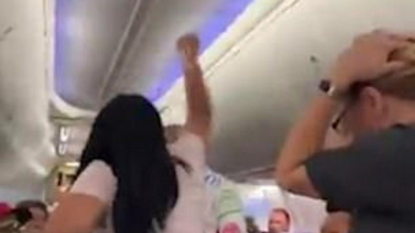 Κοίταξε άλλη γυναίκα και του έσπασε το λάπτοπ στο κεφάλι μέσα στο αεροπλάνο (vid)