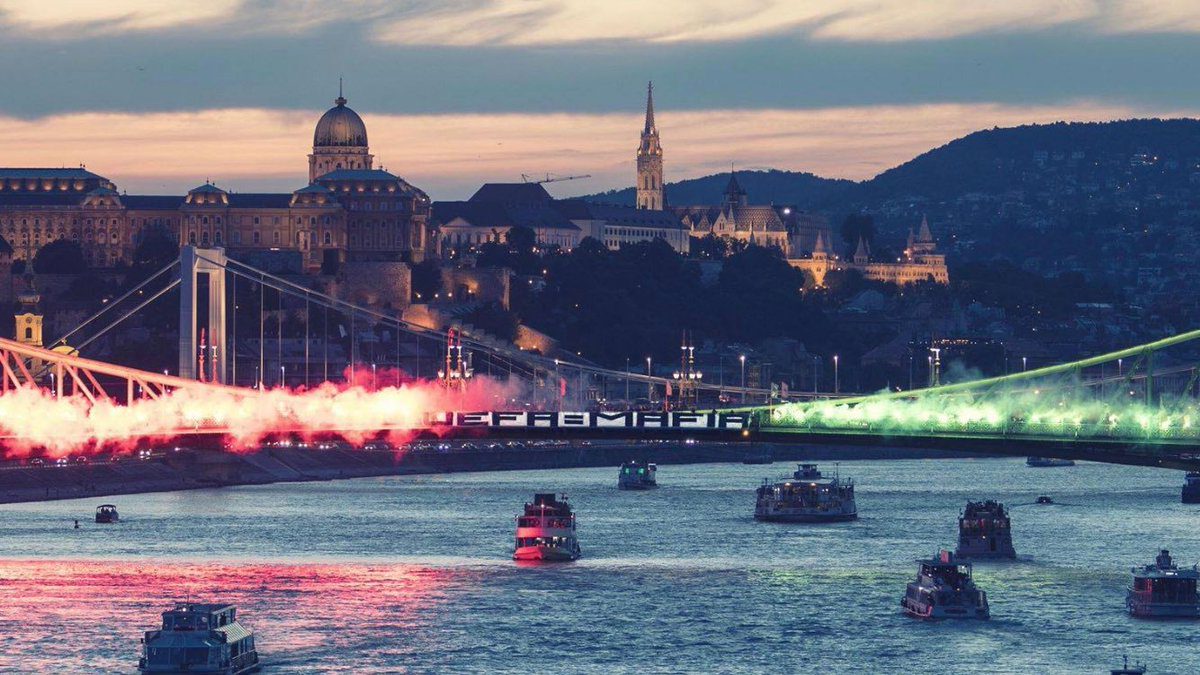Πανό «UEFA-MAFIA» σε γέφυρα της Βουδαπέστης από οπαδούς της Χόνβεντ για την ποινή της Κραϊόβα