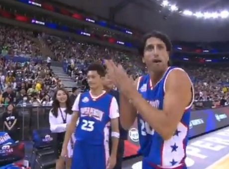 Τρολάρει τον εαυτό του ο Τζινόμπιλι (vid)
