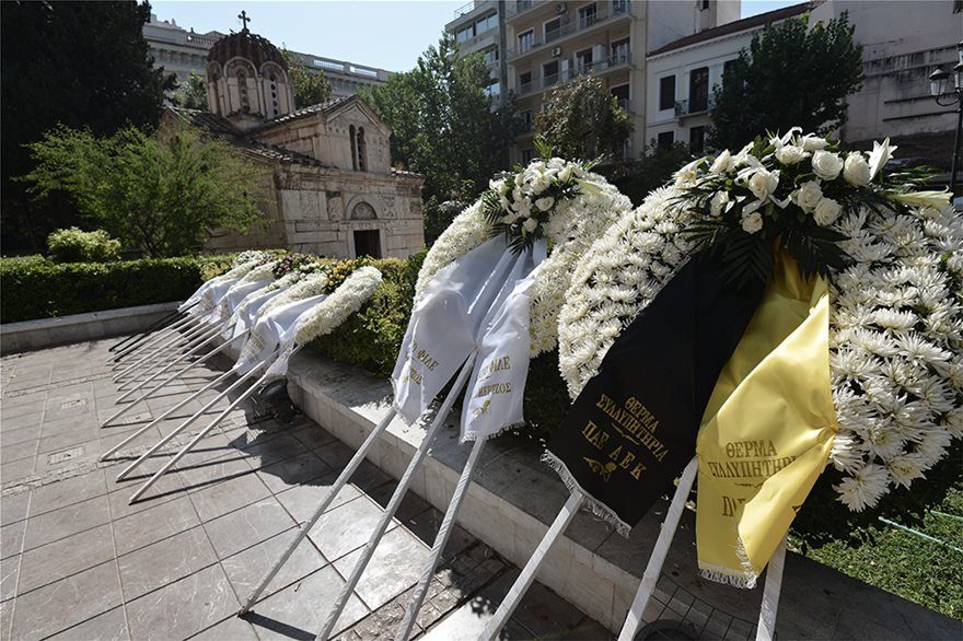 Στεφάνι της ΠΑΕ ΑΕΚ στο αντίο του Αντώνη Λιβάνη