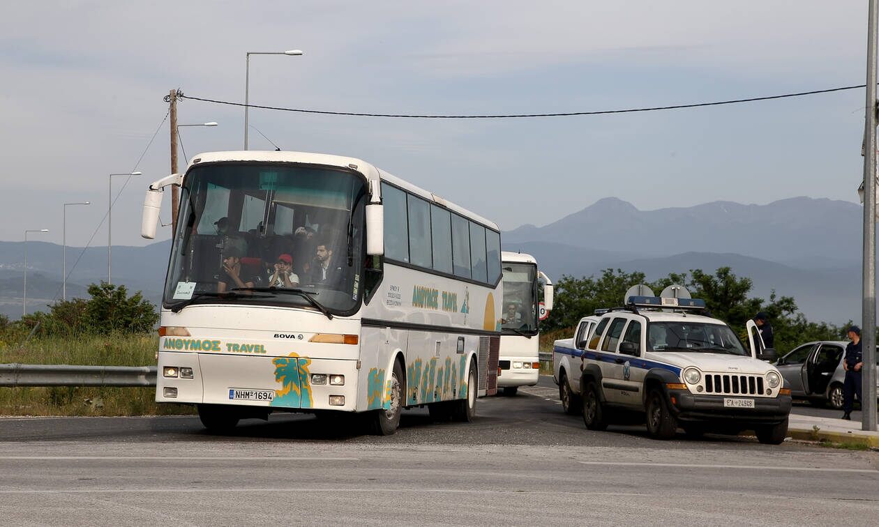 Σοκαριστικό βίντεο: Οδηγός λεωφορείου σπέρνει τον τρόμο στην Λαμία!