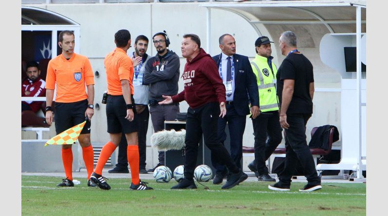 Αποβολή Κούγια μετά από είσοδο στο γήπεδο για διαμαρτυρία