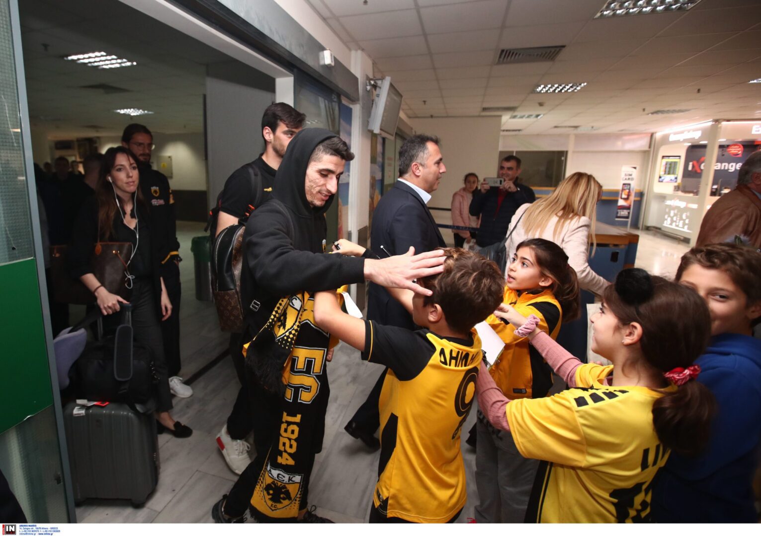 Λατρεία για τους παίκτες της ΑΕΚ στο Ηράκλειο!
