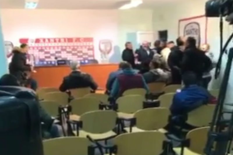Σοβαρό επεισόδιο Καραπαπά με δημοσιογράφο και βαριές ύβρεις στην αίθουσα Τύπου των Πηγαδίων (video)