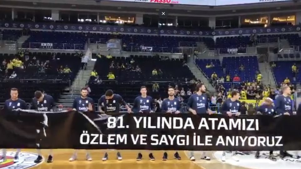 Χαμός με Σλούκα στην Τουρκία: Δεν ακούμπησε το πανό για τον Κεμάλ! (ΒΙΝΤΕΟ)