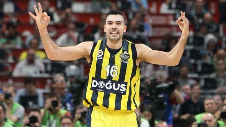 Ο δημοσιογράφος που στέκεται στο πλάι του Κώστα Σλούκα!