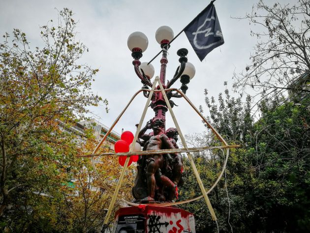 «Στολίστηκε» η πλατεία Εξαρχείων με ένα μεγάλο «Α»