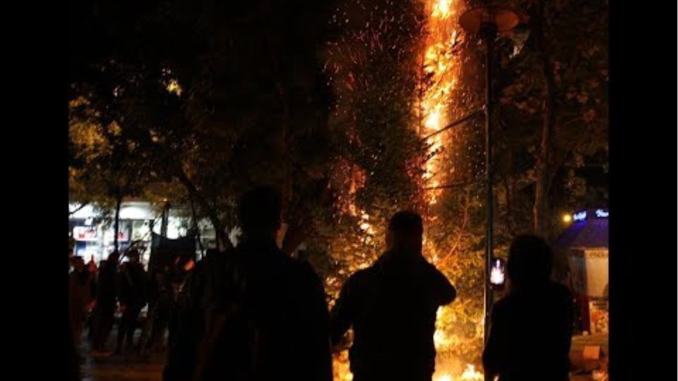 Έκαψαν ξανά το χριστουγεννιάτικο δέντρο στα Εξάρχεια!