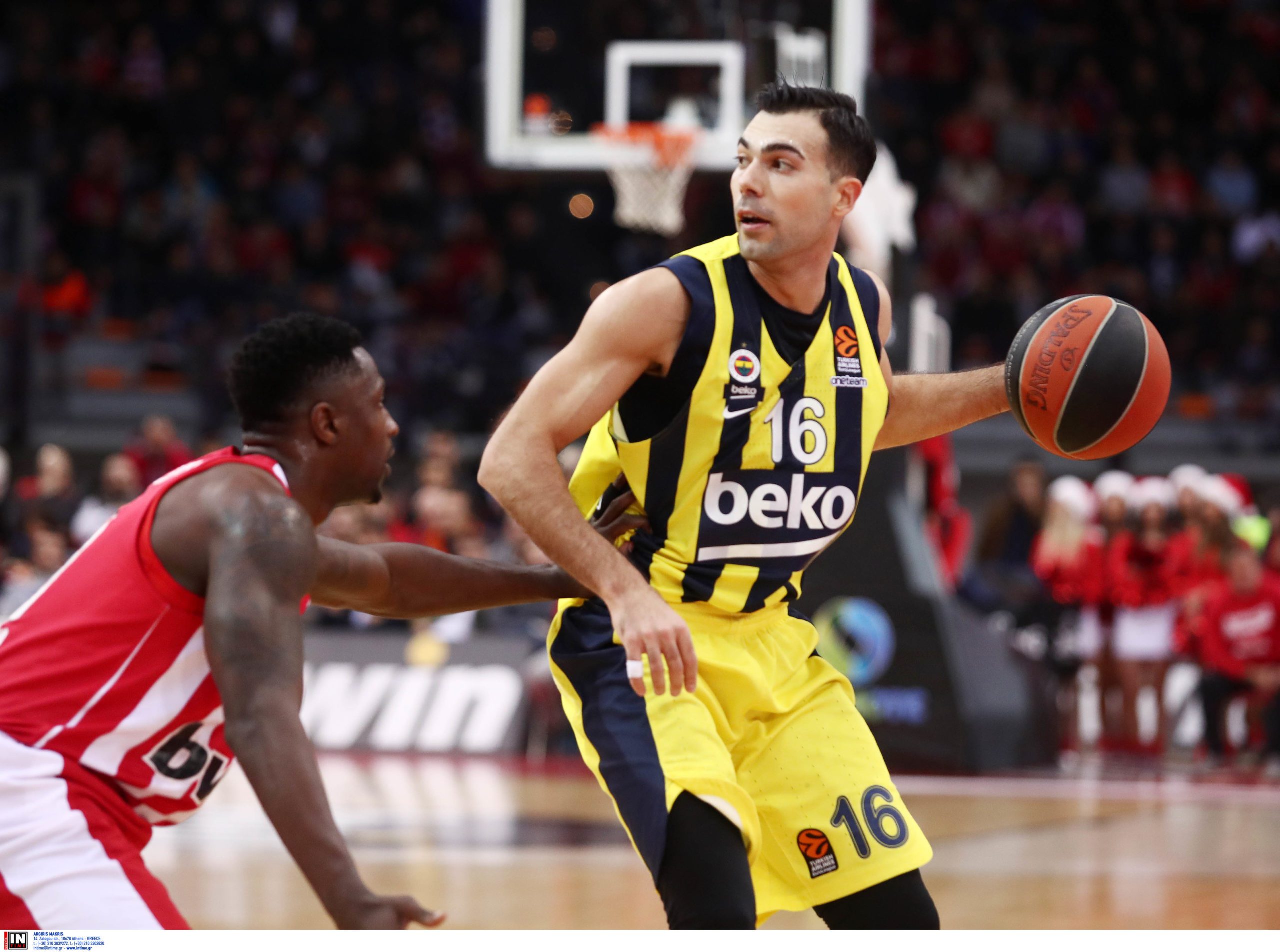 Σλούκας πίσω από το κέντρο και buzzer beater στην πρώτη περίοδο στο ΣΕΦ! (ΒΙΝΤΕΟ)
