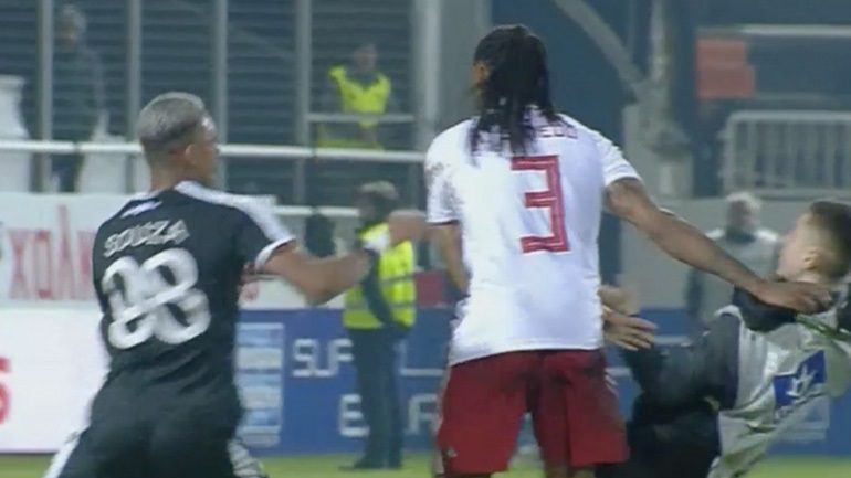 Χτύπησε “ball boy” ο Σεμέδο και αποβλήθηκε! Δεν παίζει με ΑΕΚ (vid)