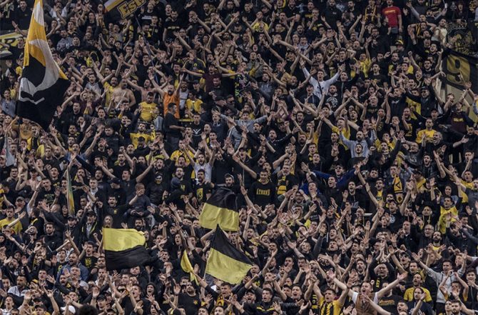 Οπαδοί της ΑΕΚ στο ξενοδοχείο της ομάδας (vid)