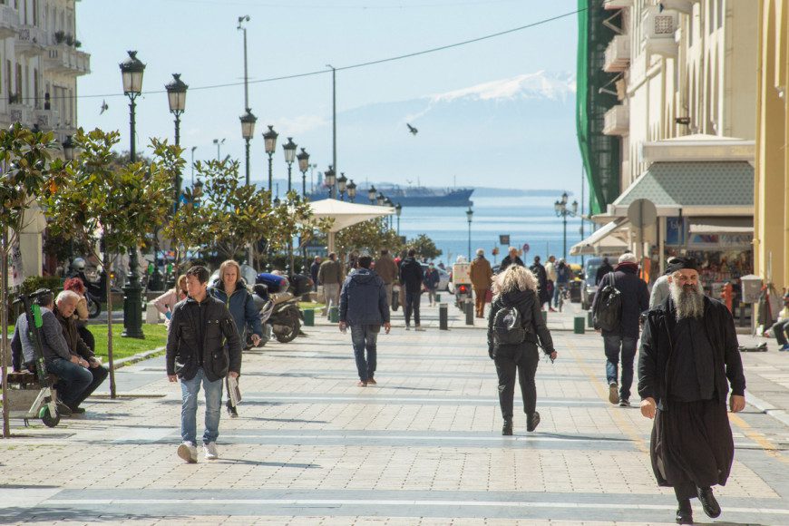 Κορωνοϊός-Θεσσαλονίκη: Γεμάτη κόσμο η παραλία!