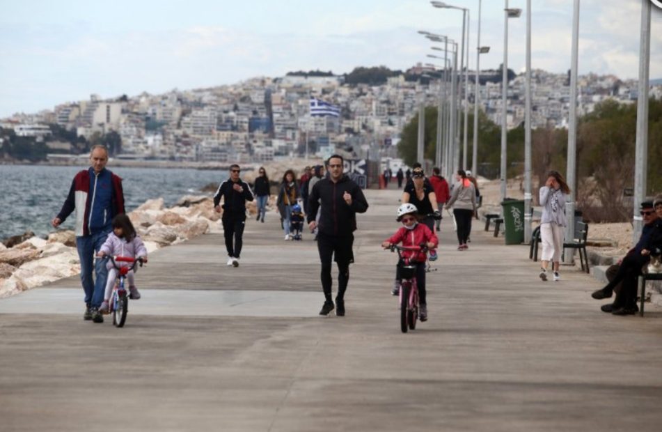 Βγήκαν για βόλτα οι Αθηναίοι σε Άλιμο και Φλοίσβο