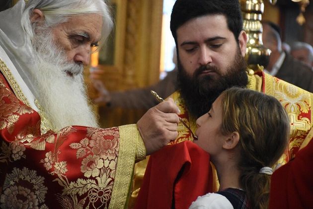 Κατευθείαν από το στόμα των παπάδων θα λαμβάνουν στο εξής την θεία κοινωνία οι πιστοί