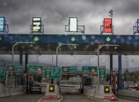 Κορωνοϊός: Φεύγει από την Αθήνα ο κόσμος – Χαμός στα διόδια της Ελευσίνας