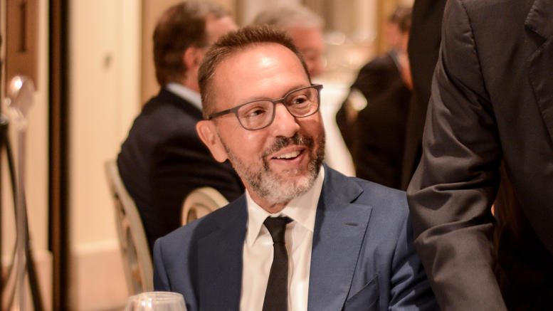 Παραχωρεί για δύο μήνες τον μισό μισθό του ο Στουρνάρας