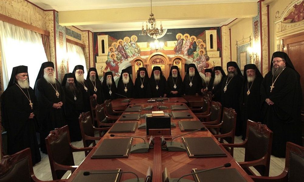 Τι απεφάνθη η Ιερά Σύνοδος: Ανοιχτές οι εκκλησίες για “κατ’ ιδίαν προσευχή” και “λιτή λειτουργία” – Αναστολή γάμων και βαπτίσεων