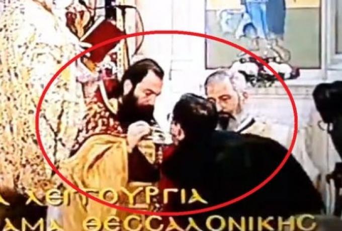 Πιστοί κάνουν ουρά για να κοινωνήσουν εν μέσω πανδημίας (vid)