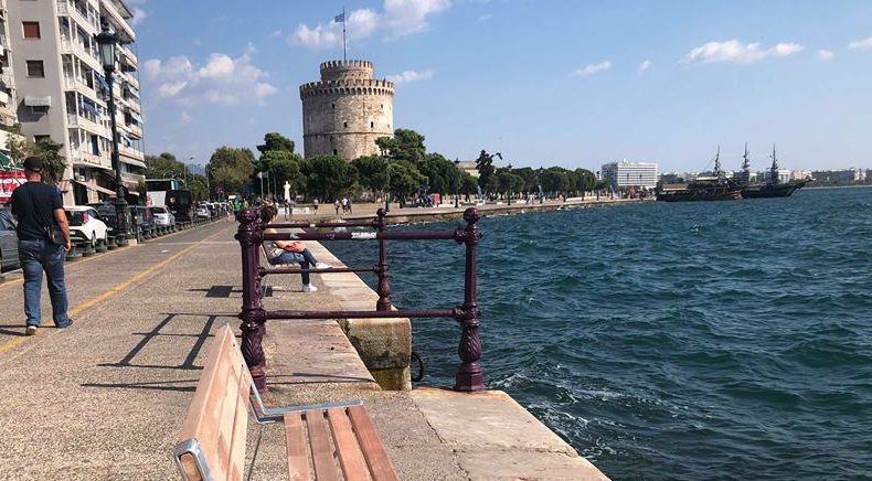 Κορωνοϊός-Θεσσαλονίκη: Αγνοούνται τα μέτρα, γεμάτη κόσμο η παραλία