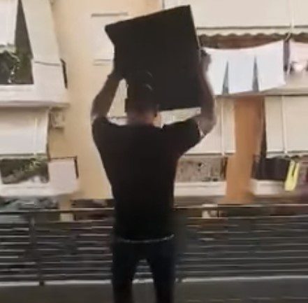 Ένας τύπος στον Πειραιά πέταξε την τηλεόραση από το μπαλκόνι λόγω κορωνοϊού (vid)