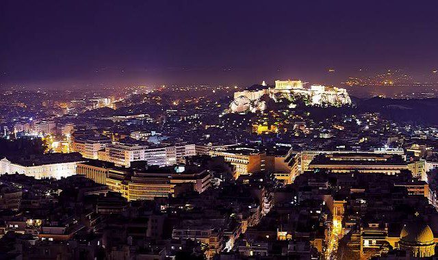 Ανάσταση στα μπαλκόνια: Συγκινητικές στιγμές στις γειτονιές της Αθήνας (VIDEOS)