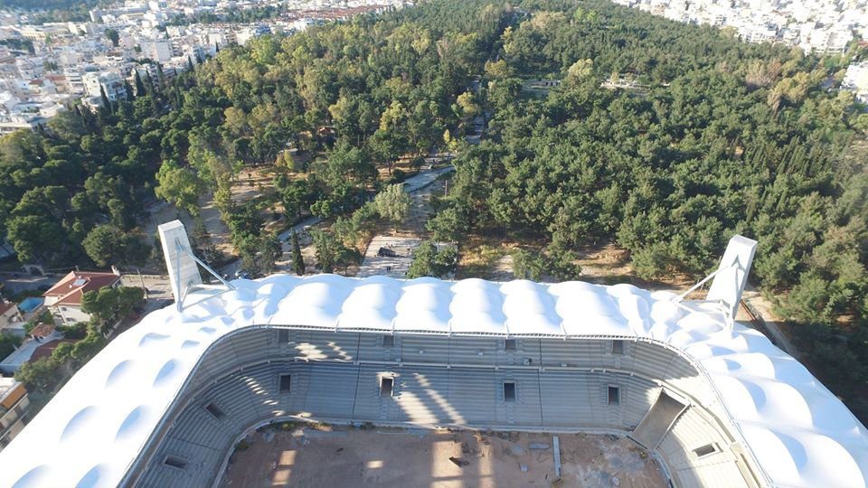 Η Θύρα 21 με φόντο το Άλσος Νέας Φιλαδέλφειας