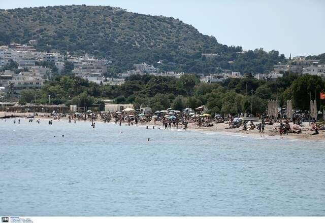 Γεμάτες οι παραλίες στην Αττική