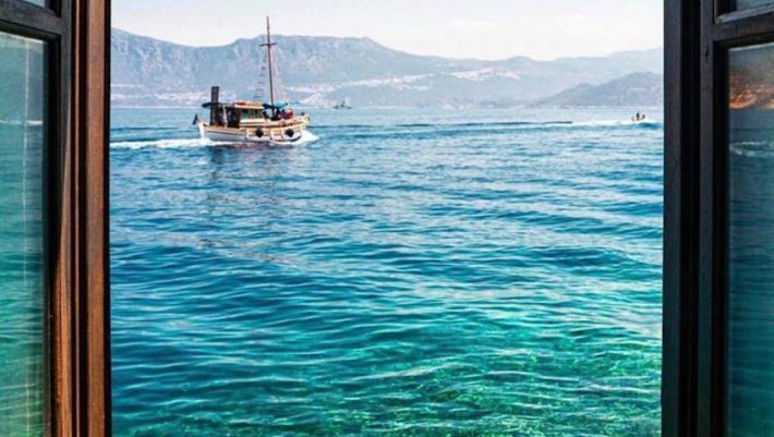 Ρίχνει τις τιμές του κατά 50% και βάζει δωρεάν πλοίο: Tο πανέμορφο ελληνικό νησί που βάζει τα γυαλιά στην Ευρώπη