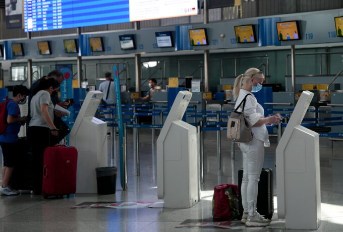 Ελλάδα: «Κόκκινο» στις πτήσεις από Ηνωμένο Βασίλειο και Σουηδία μέχρι 15 Ιουλίου