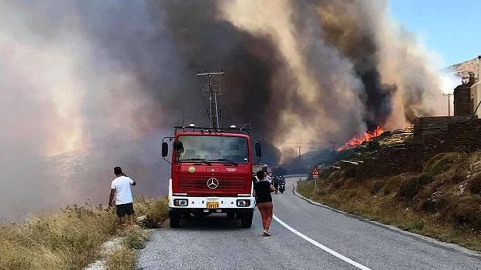 Μεγάλη φωτιά στην Άνδρο – Σε ετοιμότητα για εκκένωση δύο οικισμών