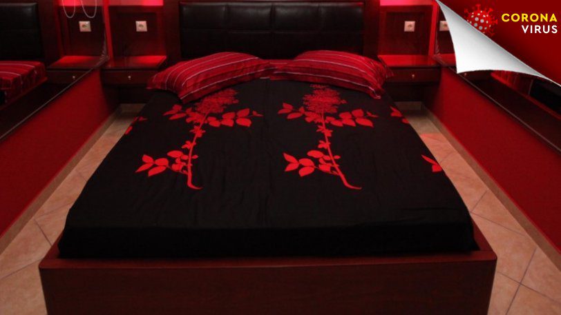 Η πρόεδρος της Ένωσης Ιερόδουλων Ελλάδας ξεσπάει: «Να βάλει φερμουάρ στη μάσκα;»