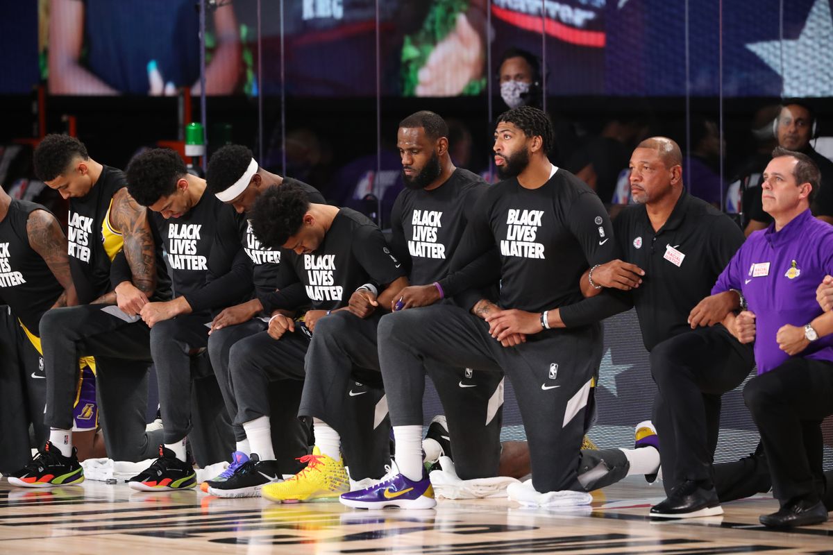 Τραμπ: «Αισχρό να γονατίζουν οι NBAers στον εθνικό ύμνο των ΗΠΑ» (ΒΙΝΤΕΟ)