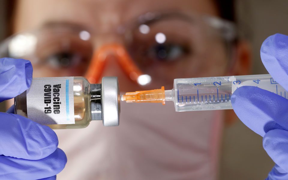 Συμφωνία Κομισιόν-AstraZeneca για 400 εκατ. δόσεις του εμβολίου