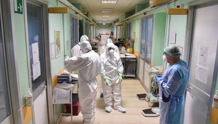Δισεκατομμύρια κρούσματα, εκατομμύρια νεκροί: Η πιο σοκαριστική πρόβλεψη Έλληνα καθηγητή για τον ιό